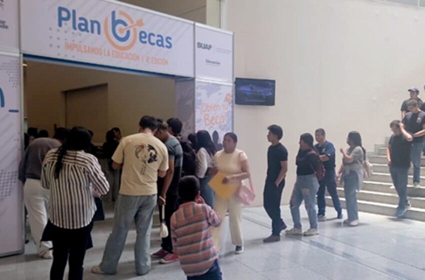  Apoya BUAP la educación a través de la feria Plan Becas 2026