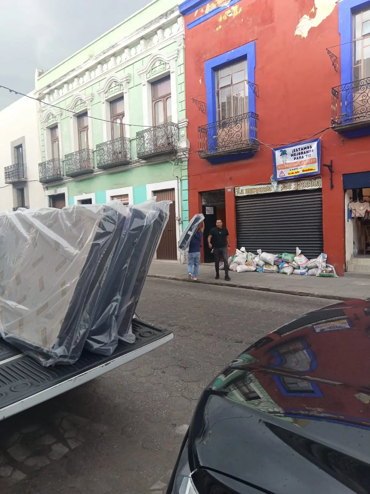 Comerciantes afectados por inundación reciben colchones y electrodomésticos