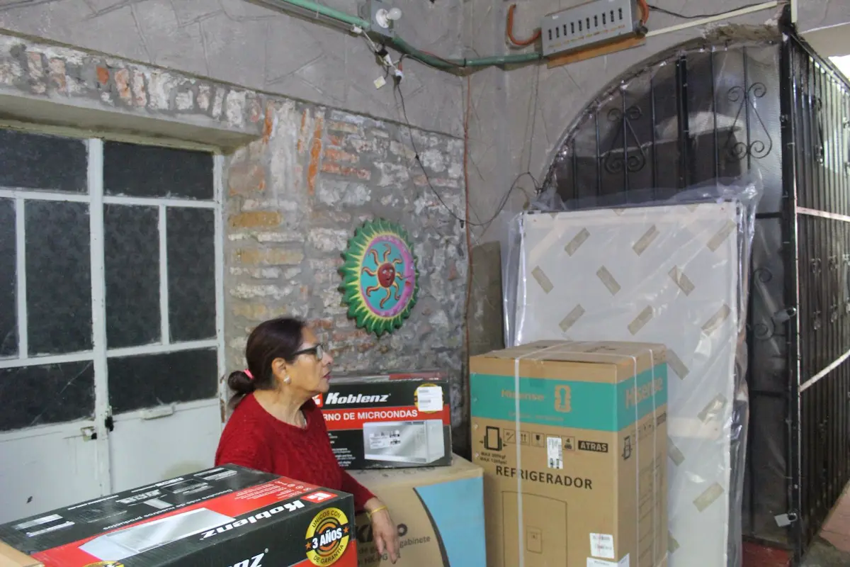 Comerciantes afectados por inundación reciben colchones y electrodomésticos