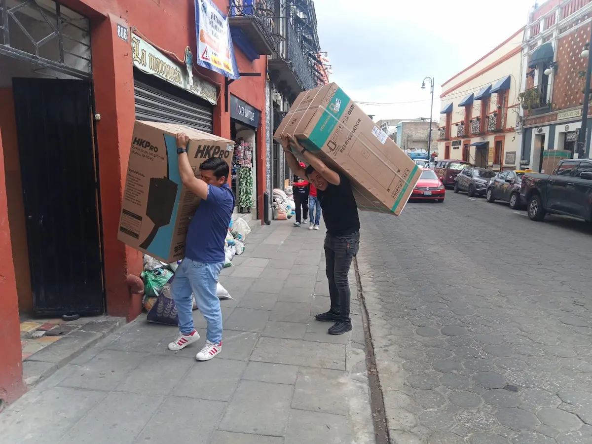 Comerciantes afectados por inundación reciben colchones y electrodomésticos