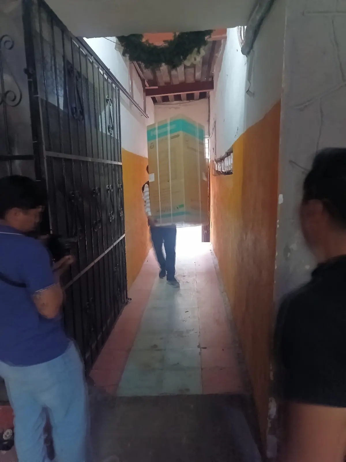 Comerciantes afectados por inundación reciben colchones y electrodomésticos