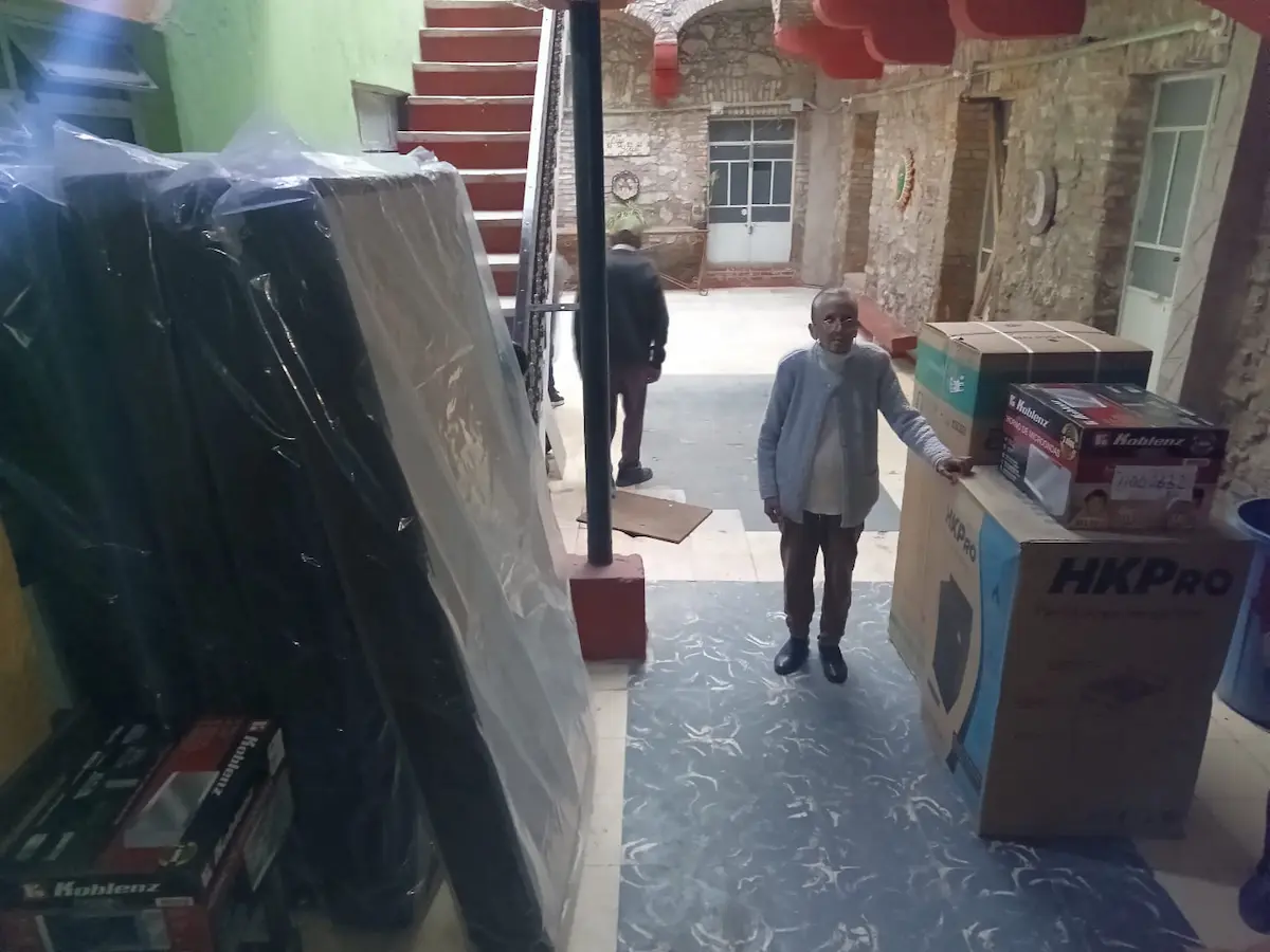 Comerciantes afectados por inundación reciben colchones y electrodomésticos