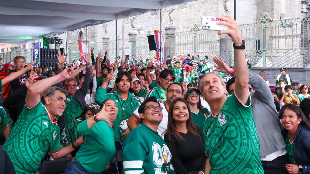 Convive Pepe Chedraui con familias poblanas durante el encuentro de la Selección Mexicana