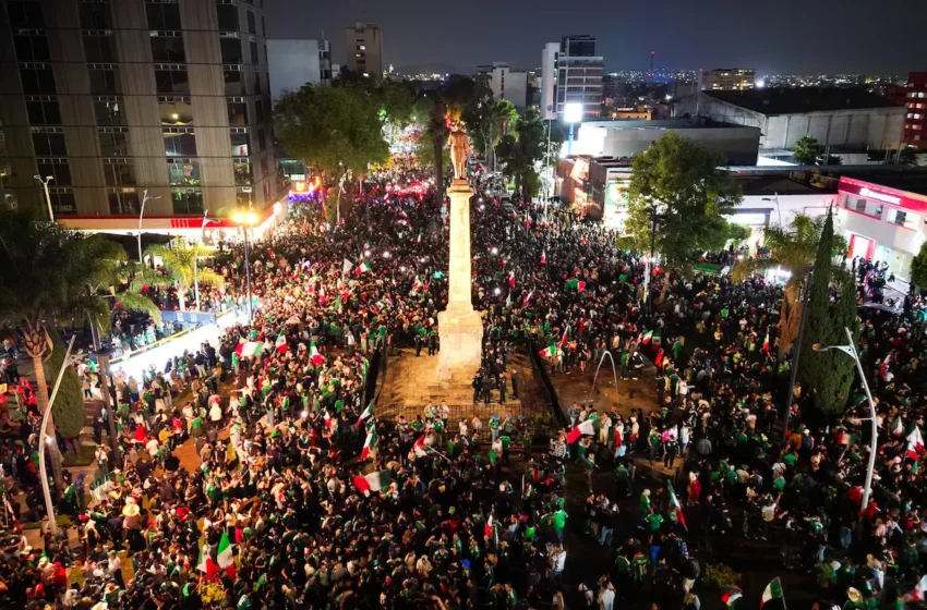  Realizan labores de limpieza en la Avenida Juárez tras festejos por triunfo de México