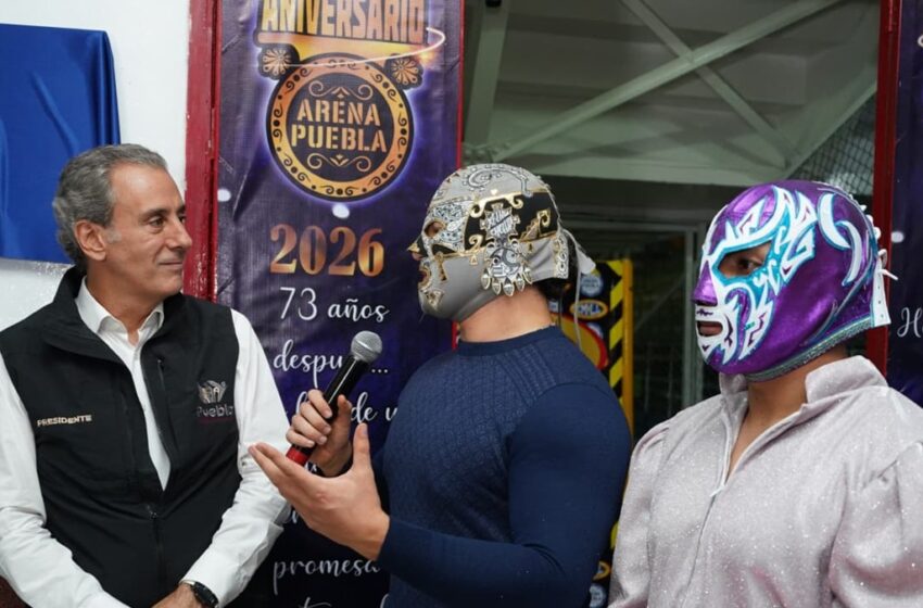  Devela Pepe Chedraui placa conmemorativa por el 73 aniversario de la Arena Puebla