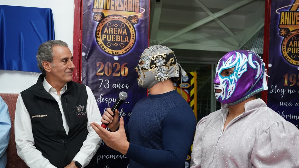 Devela Pepe Chedraui placa conmemorativa por el 73 aniversario de la Arena Puebla