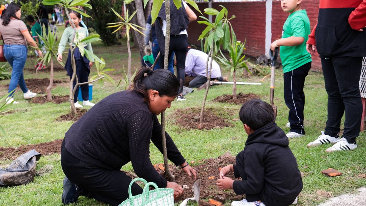 Fortalece Lupita Cuautle cultura ambiental con jornada de reforestación escolar