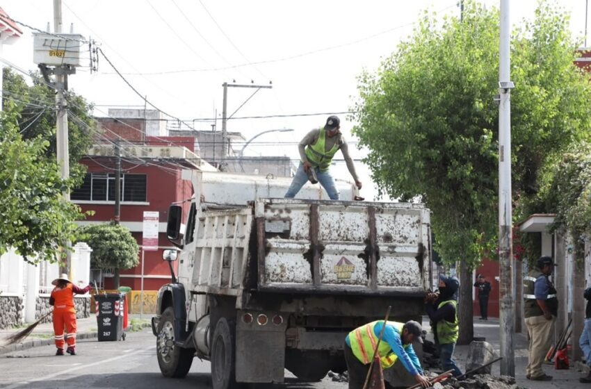  Gobierno de Pepe Chedraui impulsa movilidad segura con bacheo en la colonia El Carmen