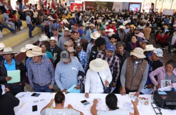 Ixtacamaxtitlán recibe apoyos estatales sin precedentes en maquinaria, fertilizantes y reforestación