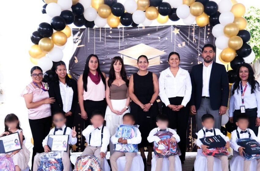  Lupita Cuautle acompaña a estudiantes de San Andrés Cholula en la culminación de su ciclo escolar