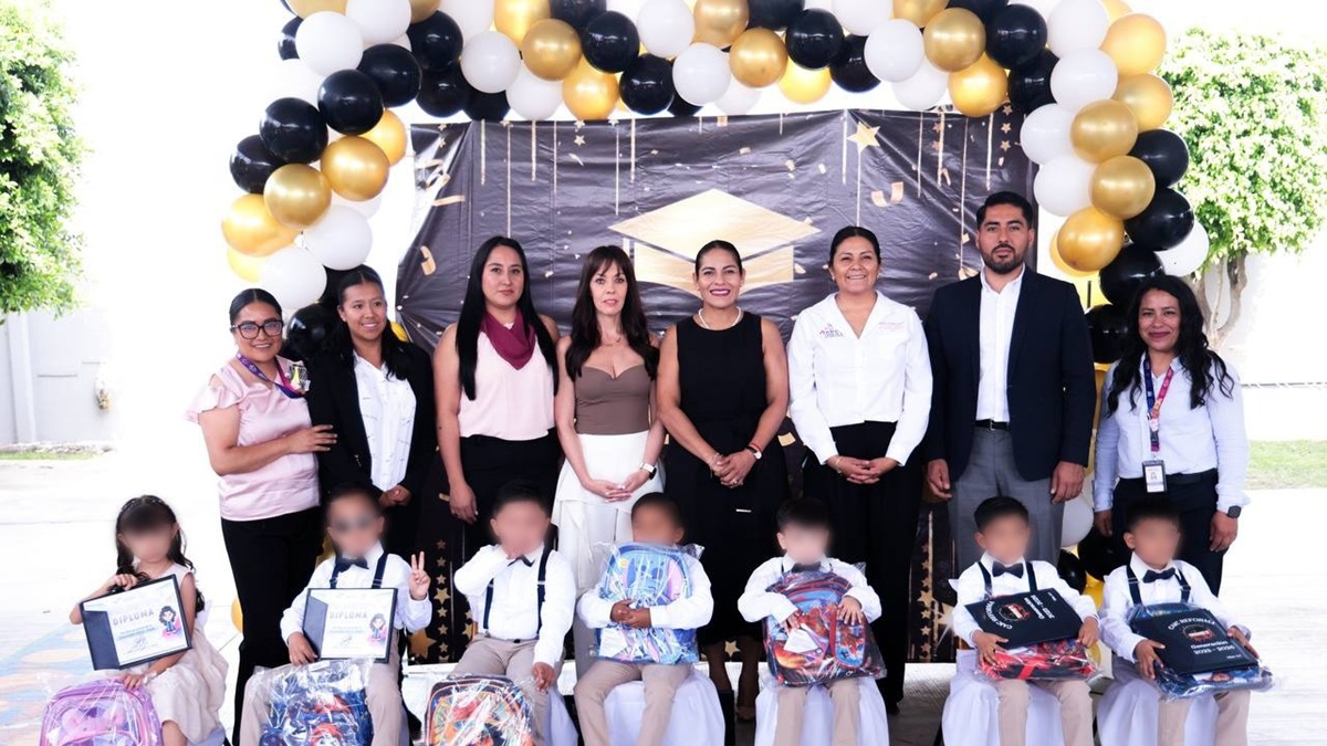 Lupita Cuautle acompaña a estudiantes de San Andrés Cholula en la culminación de su ciclo escolar
