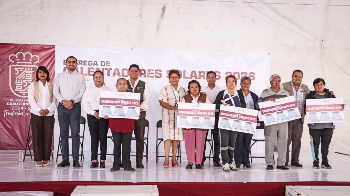 Omar Muñoz entrega 845 calentadores solares más a familias de Cuautlancingo