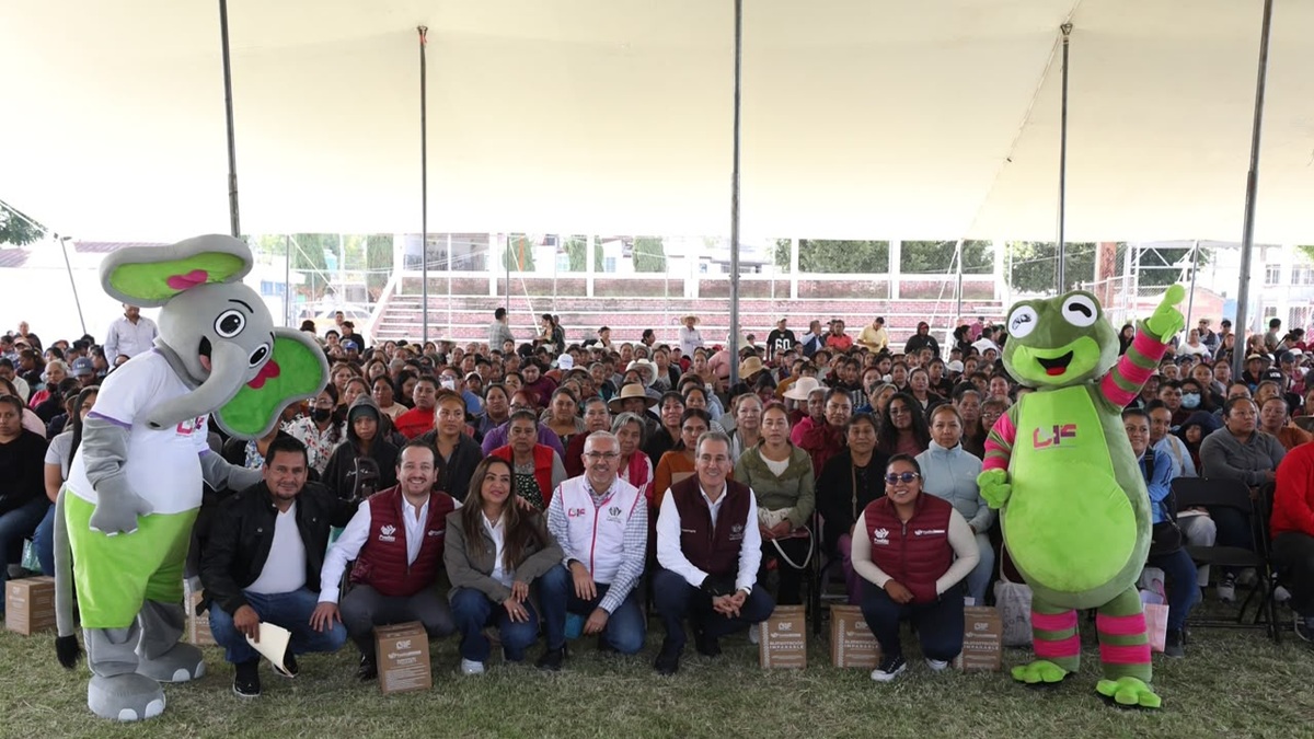 Pepe Chedraui entrega más de 4 mil despensas a familias de San Baltazar Tetela