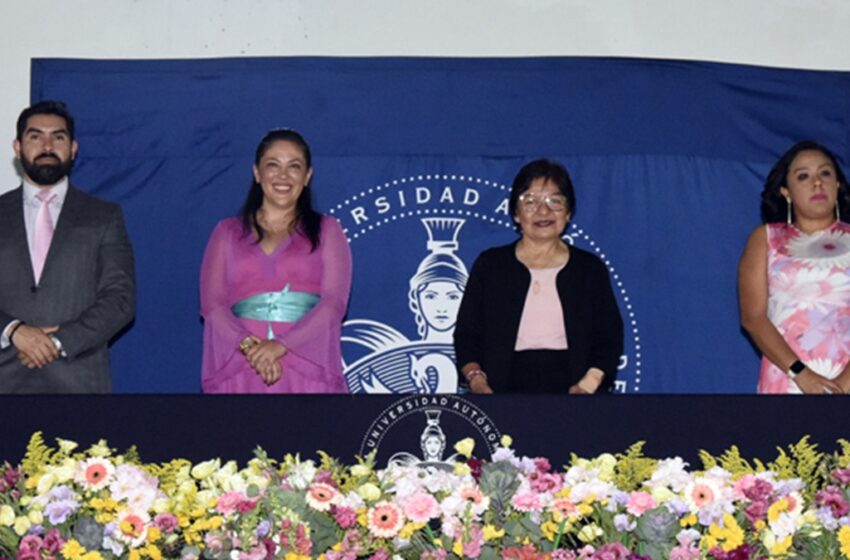  Preside Rectora Lilia Cedillo graduación en preparatoria de Izúcar de Matamoros