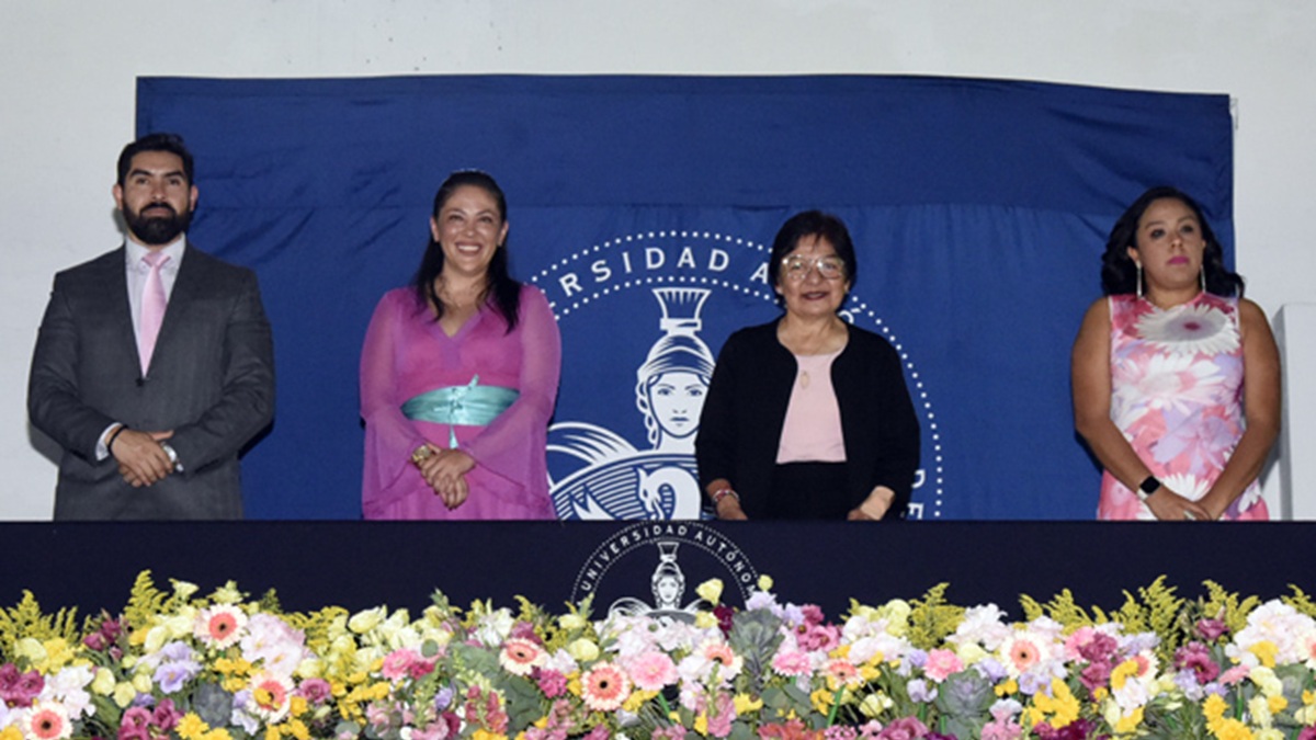 Preside Rectora Lilia Cedillo graduación en preparatoria de Izúcar de Matamoros