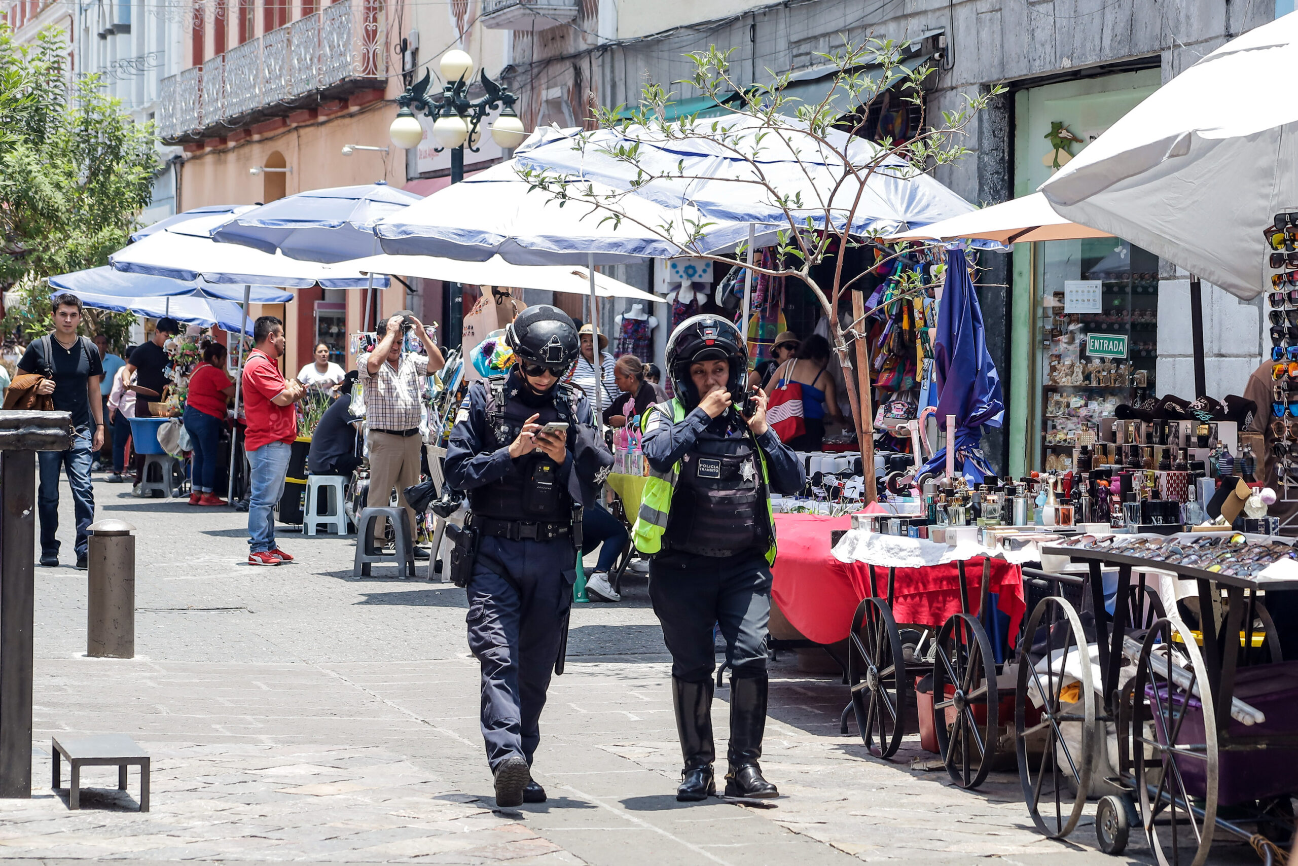 Retiran con grúa 10 vehículos de la Calle de los Dulces por invadir espacios públicos en Puebla