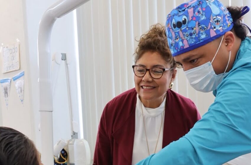  SMDIF Cuautlancingo entrega prótesis dental gratuita a adulta mayor