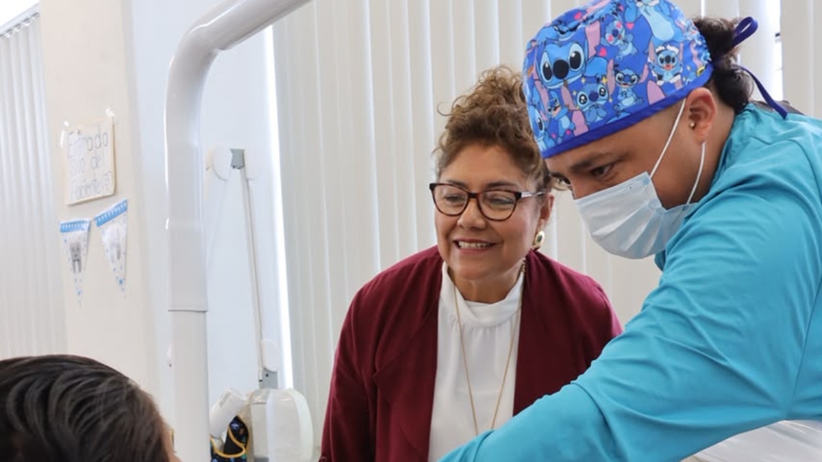 SMDIF Cuautlancingo entrega prótesis dental gratuita a adulta mayor