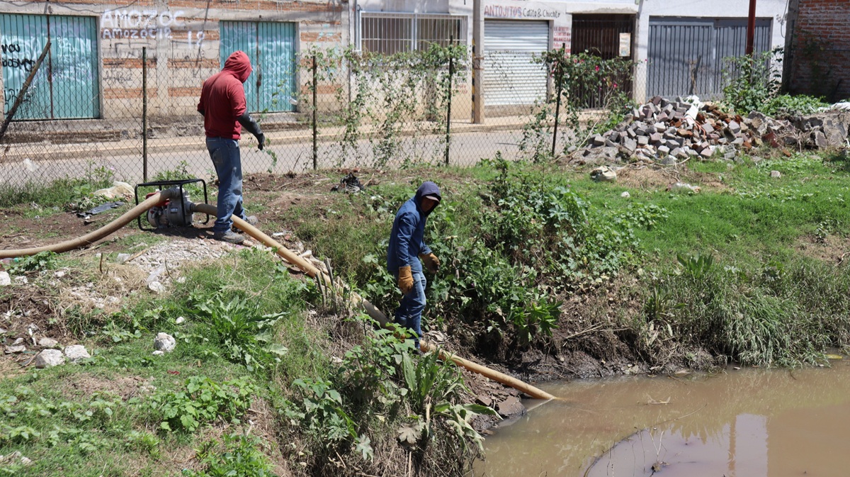 SOSAPACH fortalece acciones preventivas en el Vaso Regulador del Barrio de Santiago Mixquitla durante la temporada de lluvias