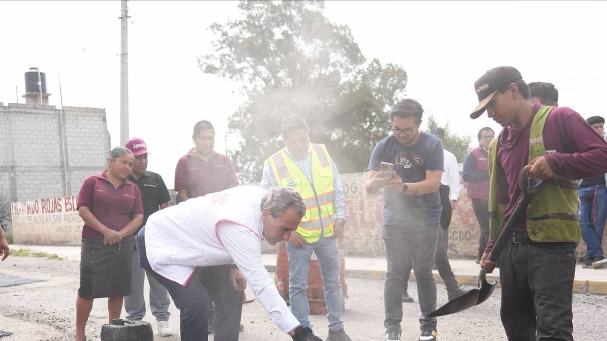 Verifica Pepe Chedraui trabajos de bacheo en San Andrés Azumiatla