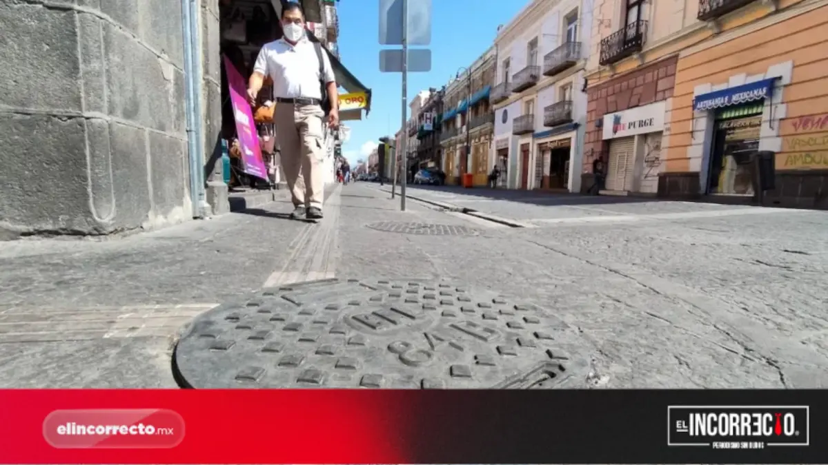 Coladeras selladas con concreto agravan inundaciones en el bulevar 5 de Mayo