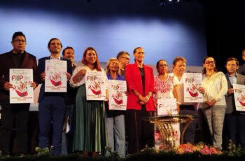 FILIP 2026 reunirá a más de 100 editoriales y 70 expositores en el Centro Histórico Leslie Mora La segunda edición de la Feria Internacional del Libro de Puebla (FILIP) se llevará a cabo del 14 al 23 de agosto en el Centro Histórico de la capital poblana, donde reunirá a más de 70 expositores y más de 100 editoriales de habla hispana. El encuentro, organizado por el Instituto Municipal de Arte y Cultura de Puebla (IMACP), ofrecerá entrada gratuita y una amplia agenda cultural para todos los públicos. Durante diez días se desarrollarán más de 300 actividades gratuitas en un horario de 10:00 a 20:00 horas. Las sedes principales serán el Zócalo de Puebla, la Capilla del Arte UDLAP y el Teatro de la Ciudad, espacios que albergarán presentaciones de libros, conversatorios, conferencias y espectáculos culturales. La directora del IMACP, Anel Nochebuena, informó que en esta edición participarán reconocidas editoriales nacionales e internacionales, entre ellas Penguin Random House, Planeta, Océano, Trillas, El Colegio de México y Larousse. Asimismo, destacó la presencia de autores como Benito Taibo, Xavier Velasco, Alberto Chimal, David Toscana, Felipe Haro Poniatowski, Elvis Guerra, Jesús Franco Gómez y Fátima Salinas, además de diversos creadores de contenido literario. Como parte de la programación internacional, España será el país invitado de honor, mientras que el Pabellón Iberoamericano contará con la participación de Cuba, Guatemala y Perú, con el propósito de fortalecer el intercambio cultural y literario entre las naciones de habla hispana. Además de las actividades culturales, los asistentes podrán adquirir libros con descuentos de entre 15 y 20 por ciento, encontrar ejemplares desde 35 pesos y aprovechar promociones de tres libros por 100 pesos. La FILIP 2026 estará abierta al público del 14 al 23 de agosto, de 10:00 a 20:00 horas, con acceso gratuito en sus tres sedes.