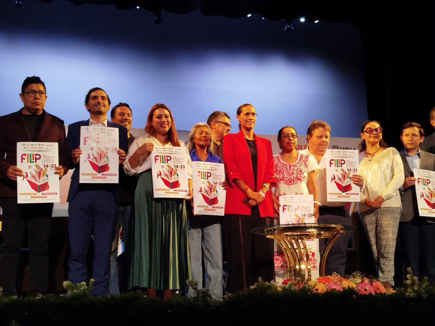 FILIP 2026 reunirá a más de 100 editoriales y 70 expositores en el Centro Histórico Leslie Mora La segunda edición de la Feria Internacional del Libro de Puebla (FILIP) se llevará a cabo del 14 al 23 de agosto en el Centro Histórico de la capital poblana, donde reunirá a más de 70 expositores y más de 100 editoriales de habla hispana. El encuentro, organizado por el Instituto Municipal de Arte y Cultura de Puebla (IMACP), ofrecerá entrada gratuita y una amplia agenda cultural para todos los públicos. Durante diez días se desarrollarán más de 300 actividades gratuitas en un horario de 10:00 a 20:00 horas. Las sedes principales serán el Zócalo de Puebla, la Capilla del Arte UDLAP y el Teatro de la Ciudad, espacios que albergarán presentaciones de libros, conversatorios, conferencias y espectáculos culturales. La directora del IMACP, Anel Nochebuena, informó que en esta edición participarán reconocidas editoriales nacionales e internacionales, entre ellas Penguin Random House, Planeta, Océano, Trillas, El Colegio de México y Larousse. Asimismo, destacó la presencia de autores como Benito Taibo, Xavier Velasco, Alberto Chimal, David Toscana, Felipe Haro Poniatowski, Elvis Guerra, Jesús Franco Gómez y Fátima Salinas, además de diversos creadores de contenido literario. Como parte de la programación internacional, España será el país invitado de honor, mientras que el Pabellón Iberoamericano contará con la participación de Cuba, Guatemala y Perú, con el propósito de fortalecer el intercambio cultural y literario entre las naciones de habla hispana. Además de las actividades culturales, los asistentes podrán adquirir libros con descuentos de entre 15 y 20 por ciento, encontrar ejemplares desde 35 pesos y aprovechar promociones de tres libros por 100 pesos. La FILIP 2026 estará abierta al público del 14 al 23 de agosto, de 10:00 a 20:00 horas, con acceso gratuito en sus tres sedes.