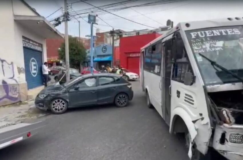  Choque entre unidad de la Ruta 4 y automóvil moviliza a cuerpos de emergencia en Puebla