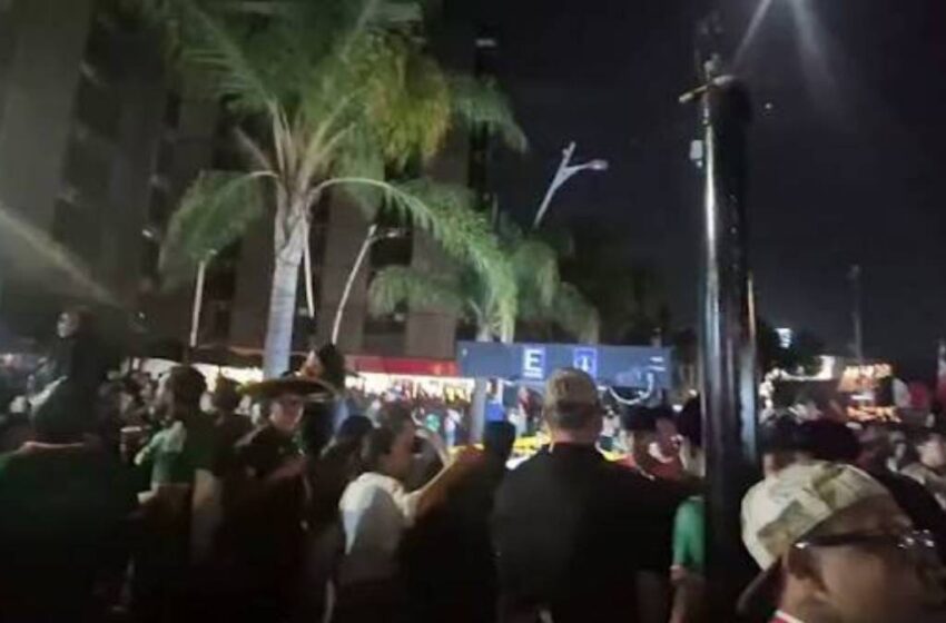  Festejos por el triunfo de México dejan daños al mobiliario urbano y desorden en la Avenida Juárez de Puebla