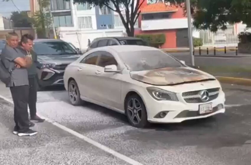  Incendio de un Mercedes-Benz sorprende a automovilistas en Villa Encantada; una falla eléctrica habría originado el fuego