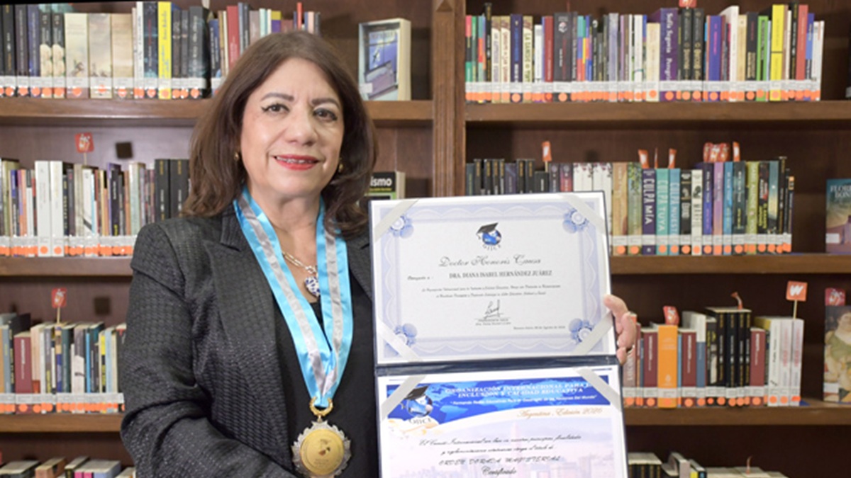 Académica de FFyL-BUAP recibe Doctorado Honoris Causa por la OIICE
