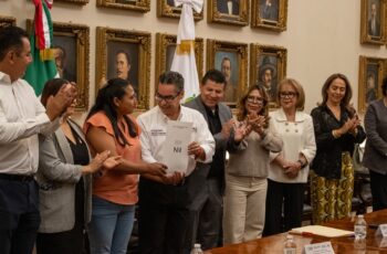 Entregan 29 escrituras a familias de Tecali y ponen fin a espera de más de 20 años