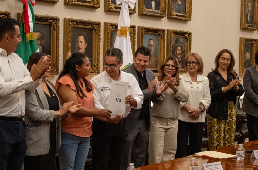  Entregan 29 escrituras a familias de Tecali y ponen fin a espera de más de 20 años