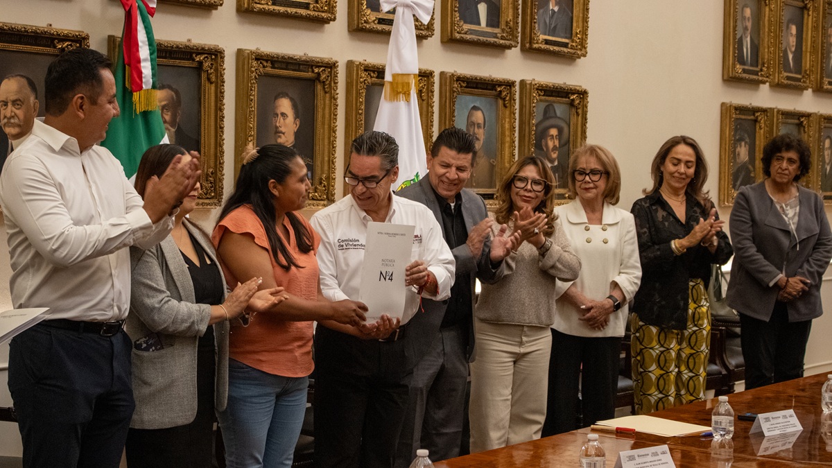 Entregan 29 escrituras a familias de Tecali y ponen fin a espera de más de 20 años