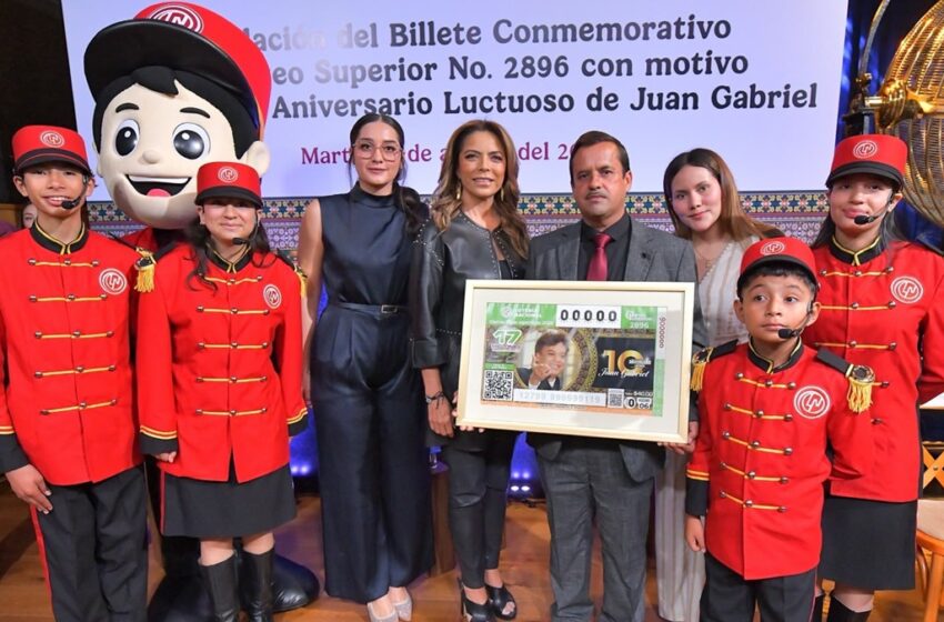  La titular de Lotería, Olivia Salomón, y el Gobernador de Michoacán, Alfredo Ramírez, develan billete en honor a Juan Gabriel “el amor eterno de México”