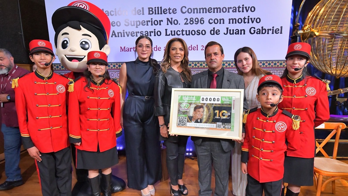 La titular de Lotería, Olivia Salomón, y el Gobernador de Michoacán, Alfredo Ramírez, develan billete en honor a Juan Gabriel “el amor eterno de México”
