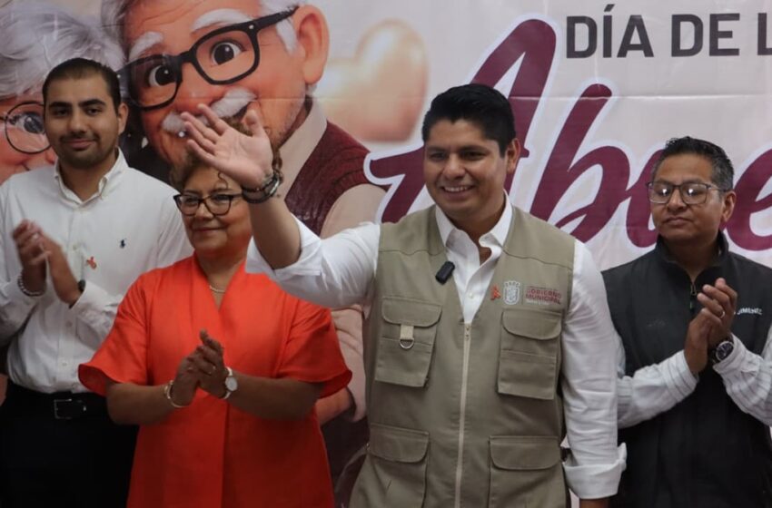  Omar Muñoz y Tere Alfaro celebran a los abuelitos de Chautenco