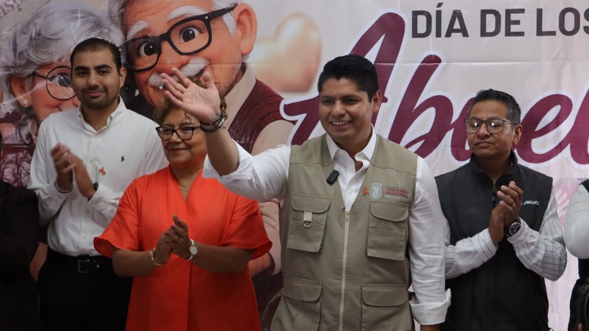Omar Muñoz y Tere Alfaro celebran a los abuelitos de Chautenco