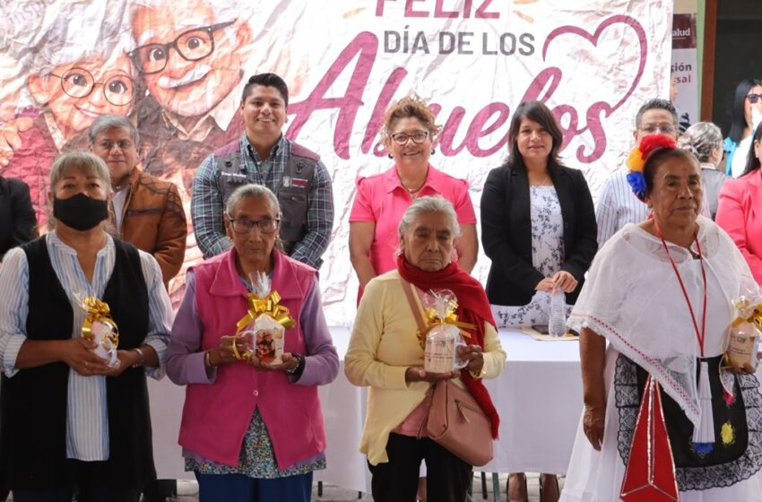  Omar Muñoz y Tere Alfaro celebran a los abuelitos de San Lorenzo Almecatla