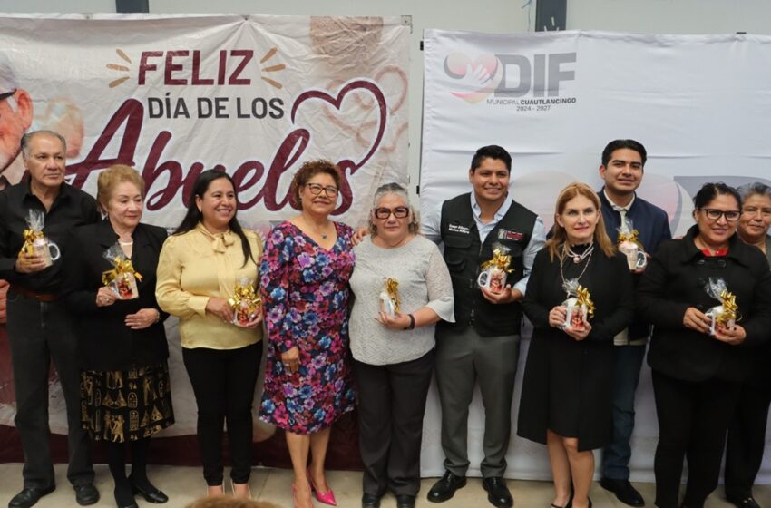  Omar Muñoz y Tere Alfaro reconocen a los abuelitos de Cuautlancingo