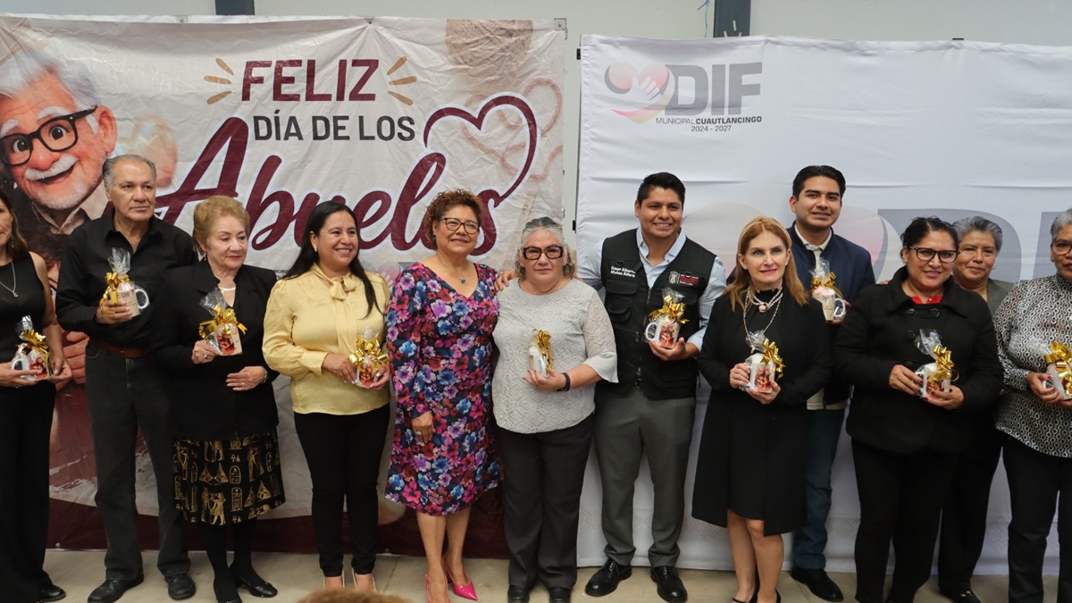 Omar Muñoz y Tere Alfaro reconocen a los abuelitos de Cuautlancingo