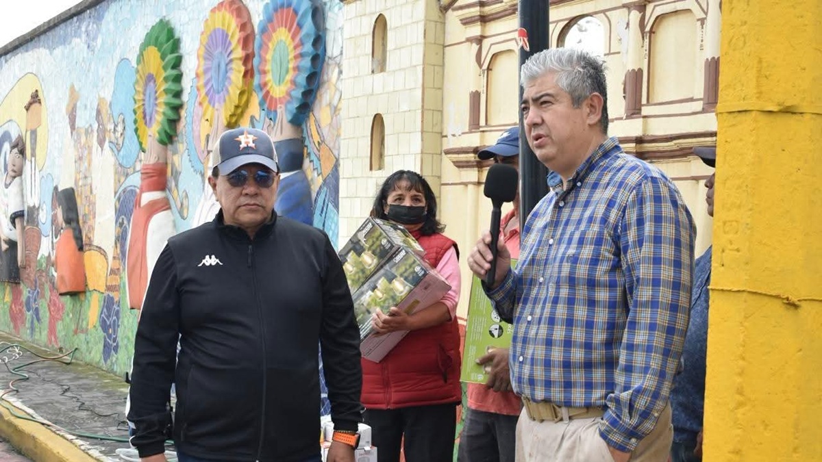 Participa diputado Miguel Márquez en faena comunitaria para transformar calles de Huauchinango