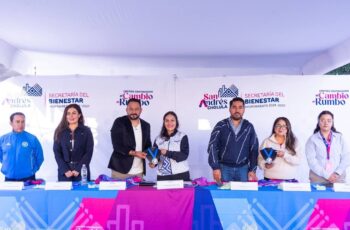Presenta Lupita Cuautle playera y medalla de la carrera "Corre por las Juventudes 2026"