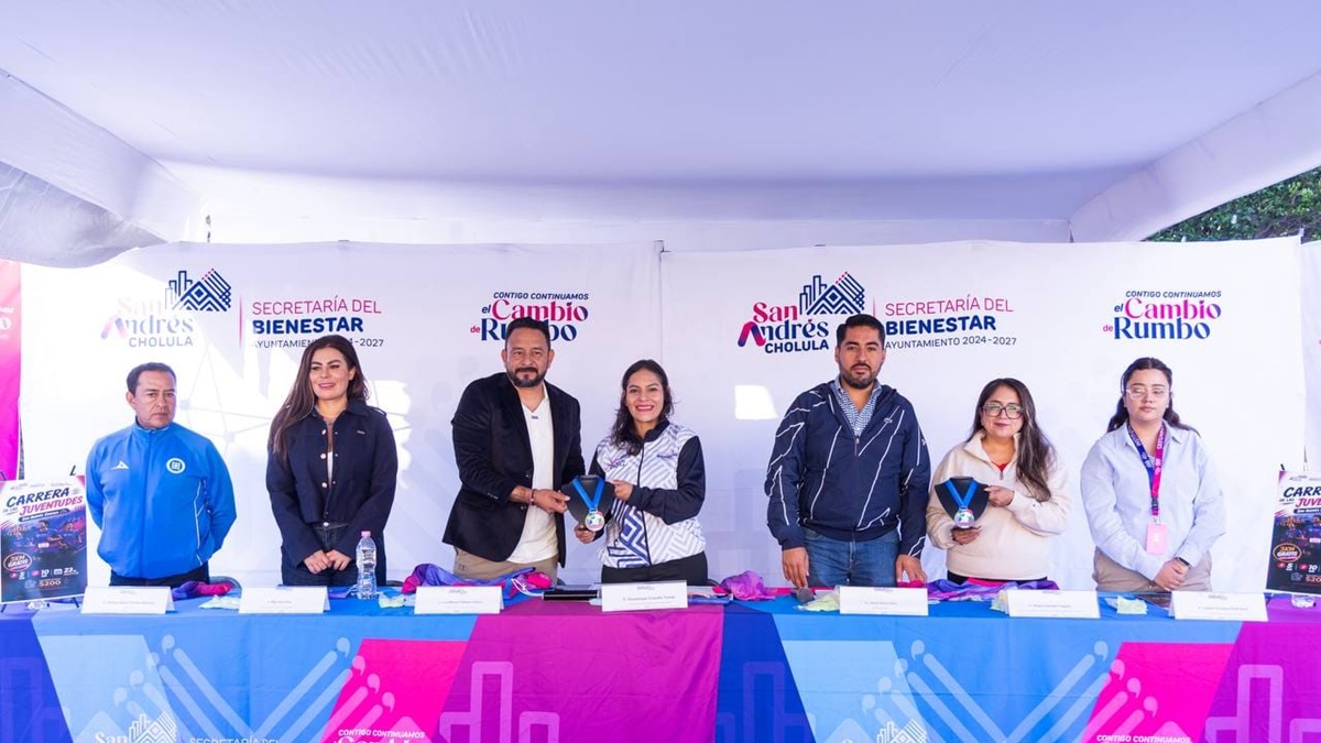 Presenta Lupita Cuautle playera y medalla de la carrera "Corre por las Juventudes 2026"