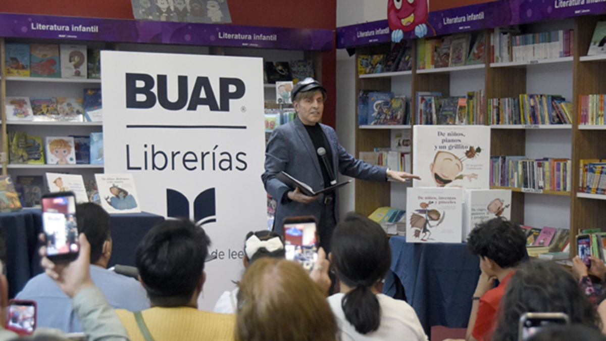 Presenta Mario Iván Martínez colección de cuentos infantiles en la Librería CCU