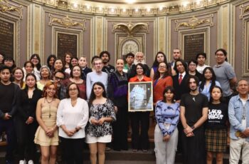 Reconocen en el Congreso del Estado a la escritora Kyra Galván