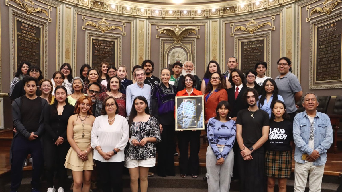 Reconocen en el Congreso del Estado a la escritora Kyra Galván