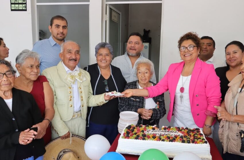  Tere Alfaro celebra a los abuelitos de Sanctorum