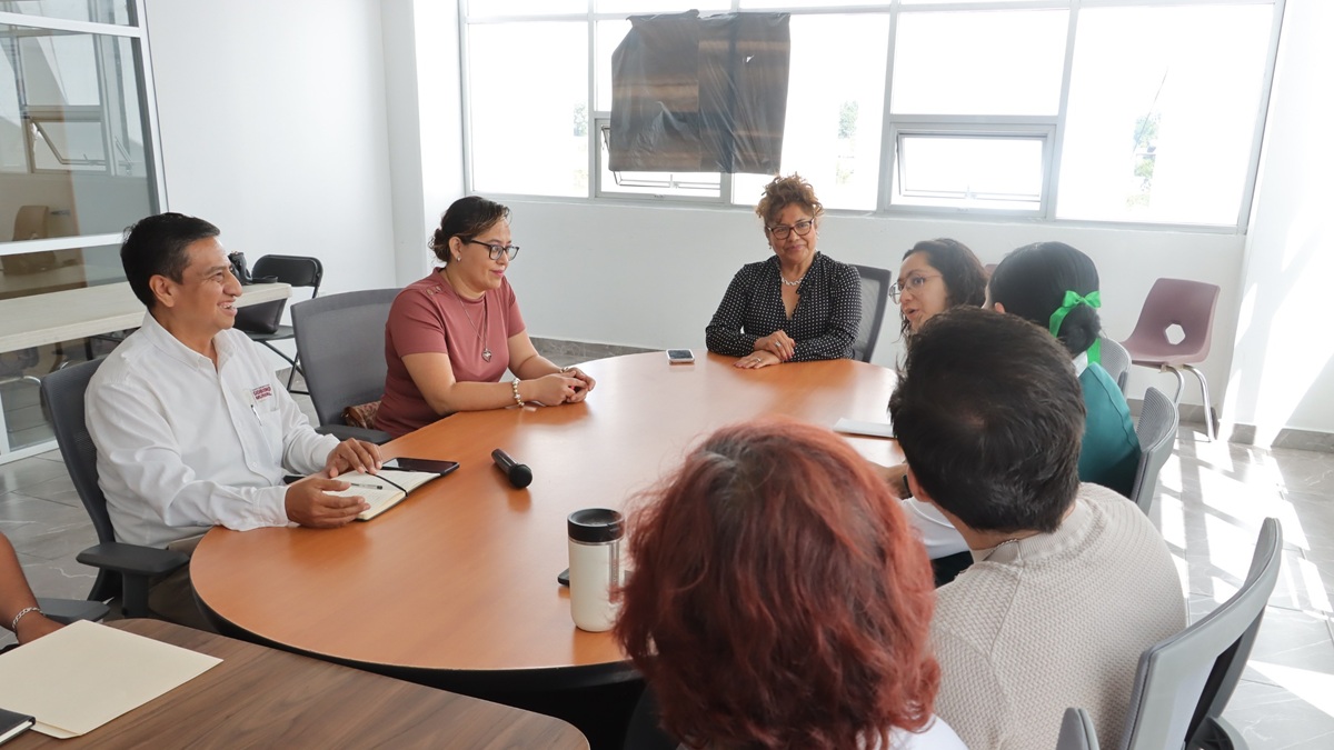 Tere Alfaro preside mesa de trabajo por adolescentes