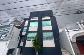 Vecinos de La Paz denuncian descarga de aguas negras en la vía pública